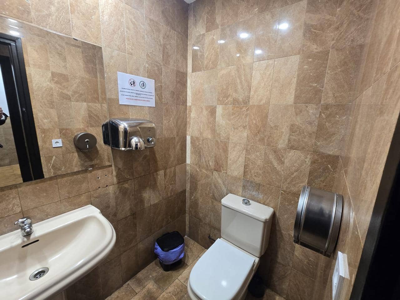 6 bedroom Business for sale in Empuriabrava - € 129,000 (Ref: 9598219)