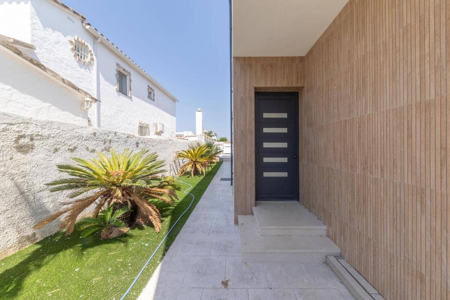 4 makuuhuone Huvila myytävänä paikassa Empuriabrava - 1 290 000 € (Ref: 9598220)