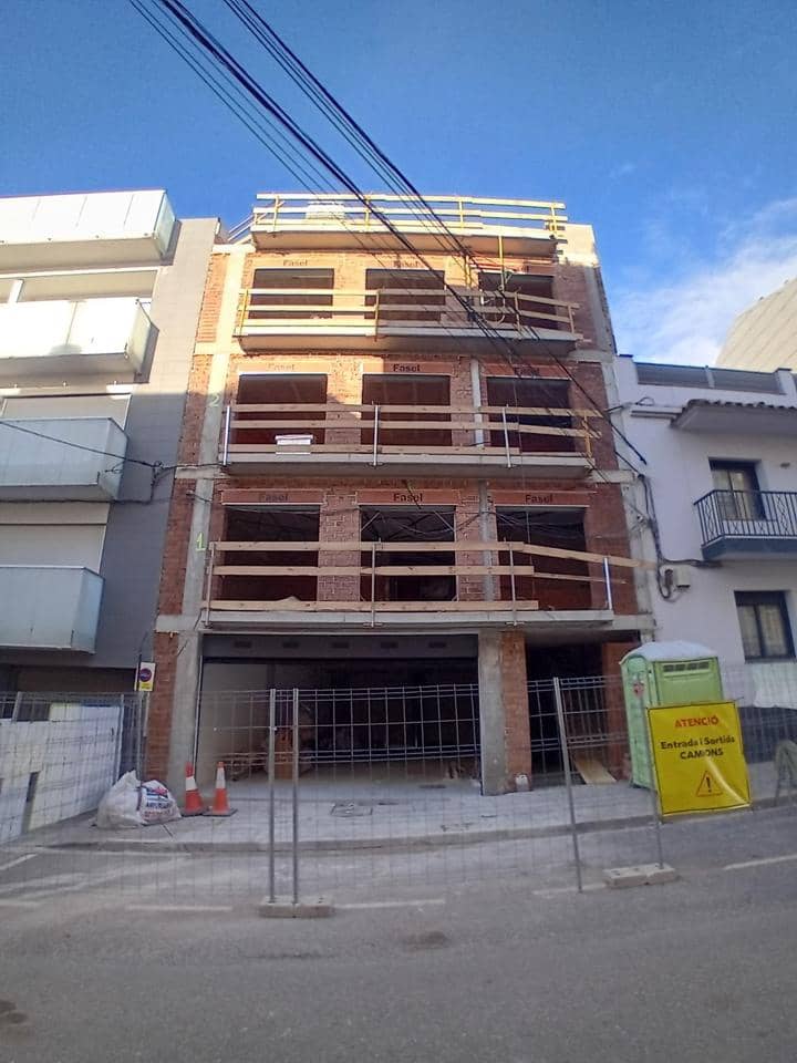 2 bedroom Flat for sale in Roses with garage - € 340,000 (Ref: 9598221)