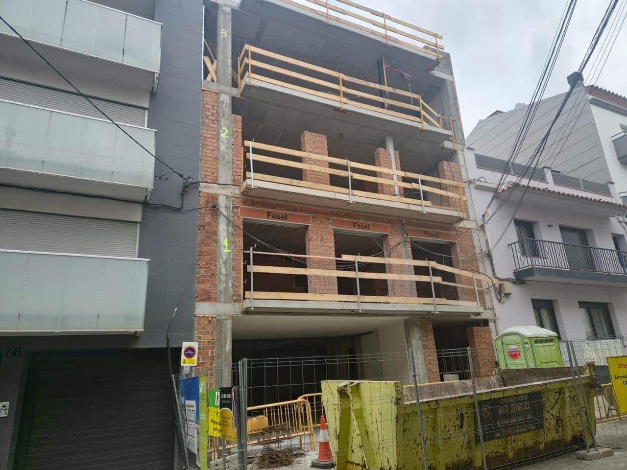 2 bedroom Flat for sale in Roses with garage - € 340,000 (Ref: 9598221)