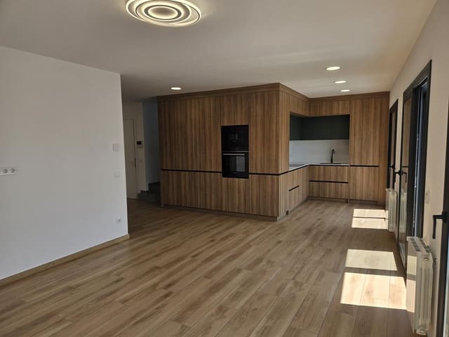 2 slaapkamer Flat te koop in Roses met garage - € 360.000 (Ref: 9598221)