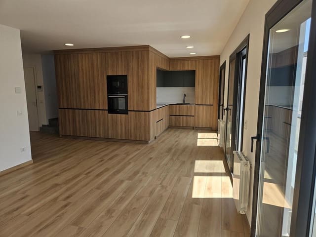2 slaapkamer Flat te koop in Roses met garage - € 360.000 (Ref: 9598221)