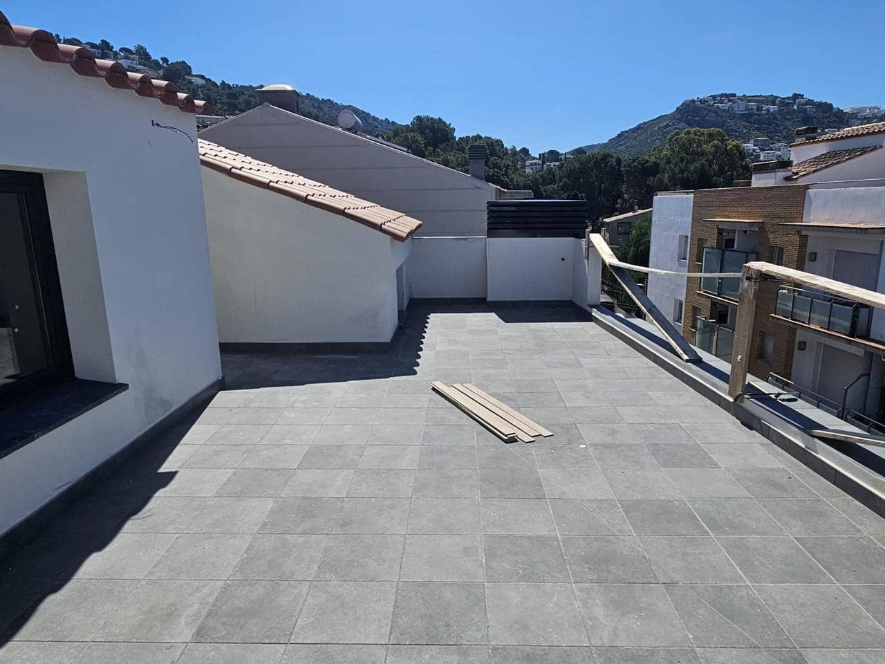 3 bedroom Flat for sale in Roses with garage - € 640,000 (Ref: 9598222)
