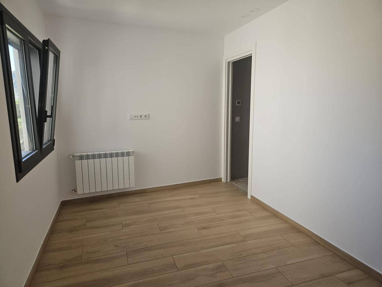 3 bedroom Flat for sale in Roses with garage - € 640,000 (Ref: 9598222)