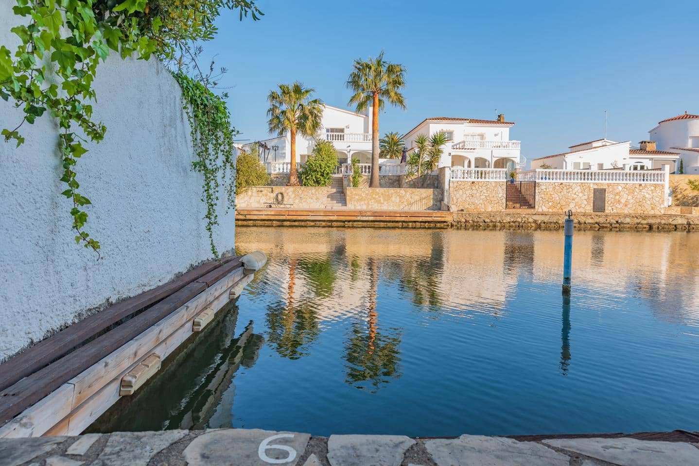 3 makuuhuone Huvila myytävänä paikassa Empuriabrava - 345 000 € (Ref: 9598227)