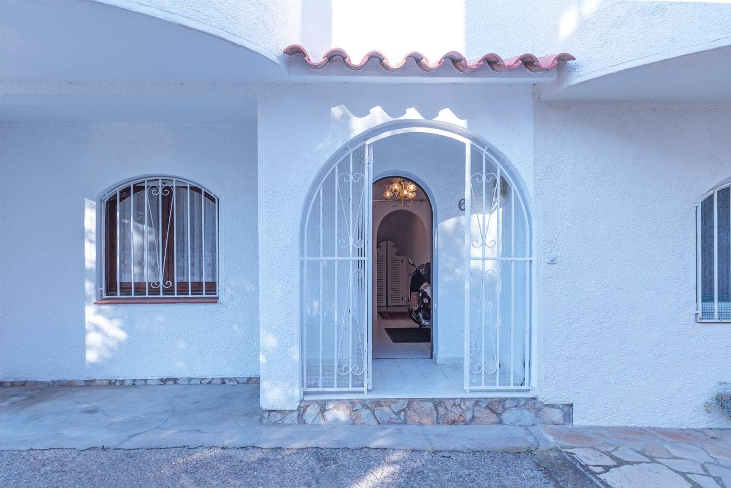 3 makuuhuone Huvila myytävänä paikassa Empuriabrava - 345 000 € (Ref: 9598227)