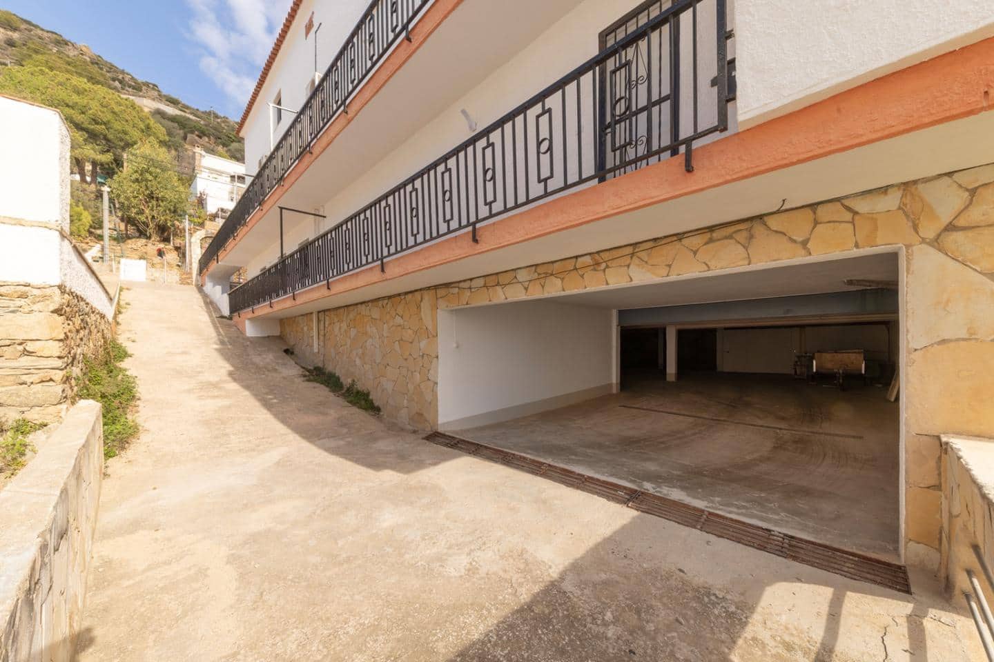 3 bedroom Flat for sale in Roses with garage - € 565,000 (Ref: 9598229)