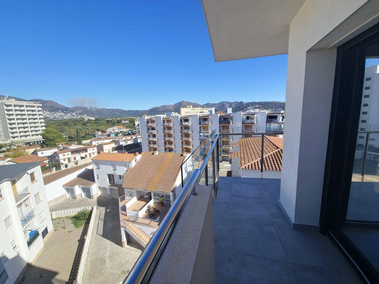 2 slaapkamer Appartement te koop in Roses - € 345.000 (Ref: 9598233)