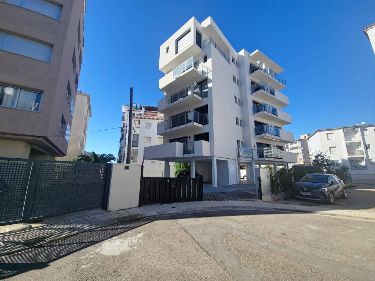 2 slaapkamer Appartement te koop in Roses - € 345.000 (Ref: 9598233)