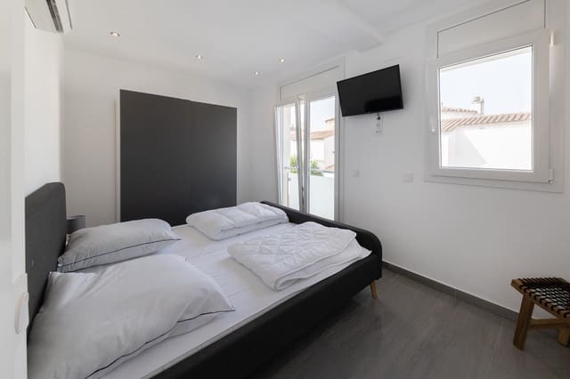 3 makuuhuone Huvila myytävänä paikassa Empuriabrava, Castelló d'Empúries mukana uima-altaan - 375 000 € (Ref: 9598237)