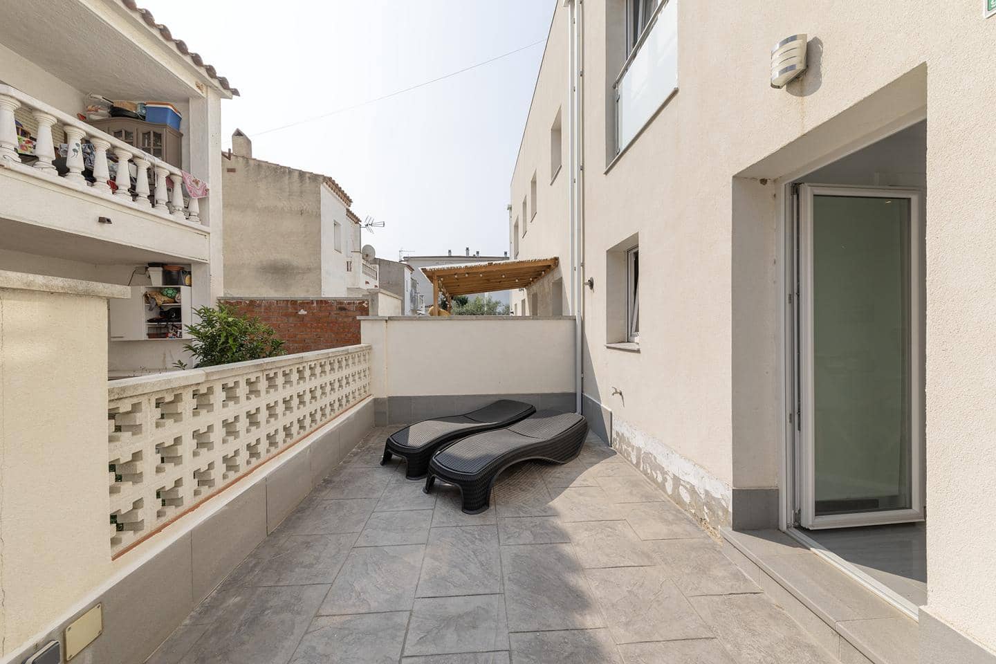 3 makuuhuone Huvila myytävänä paikassa Empuriabrava mukana uima-altaan - 375 000 € (Ref: 9598237)