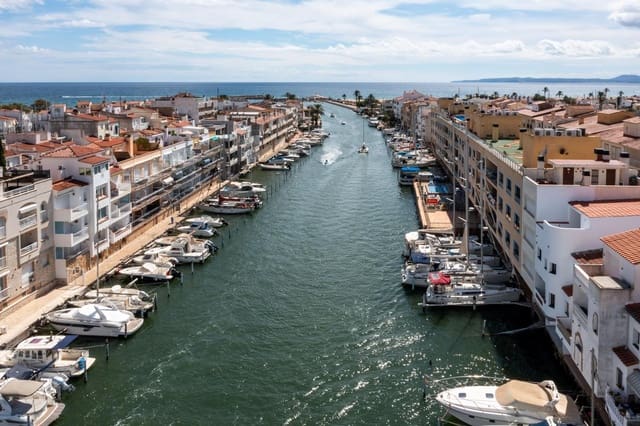 4 makuuhuone Huvila myytävänä paikassa Empuriabrava, Castelló d'Empúries mukana 
autotalli - 639 000 € (Ref: 9598240)