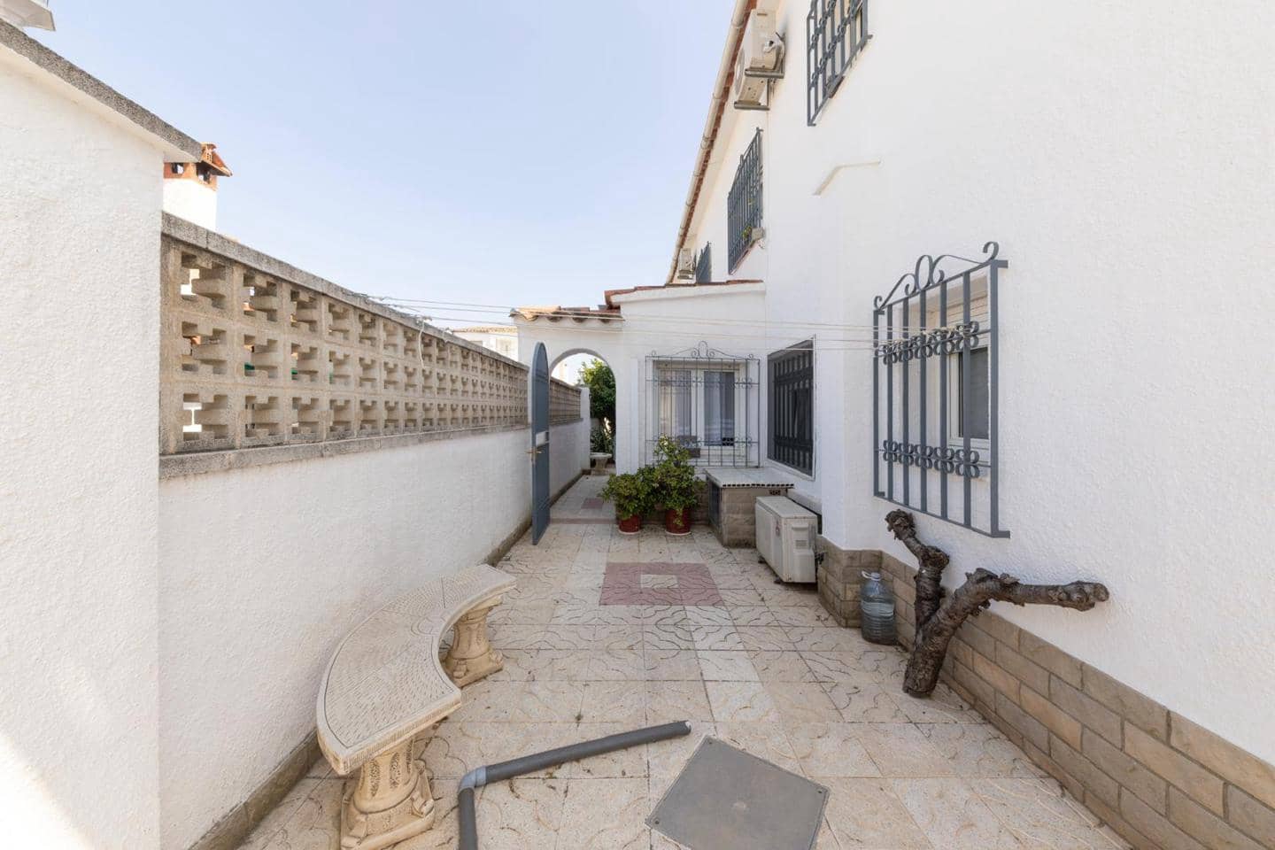 5 Zimmer Villa zu verkaufen in Empuriabrava mit Pool Garage - 625.000 € (Ref: 9598243)