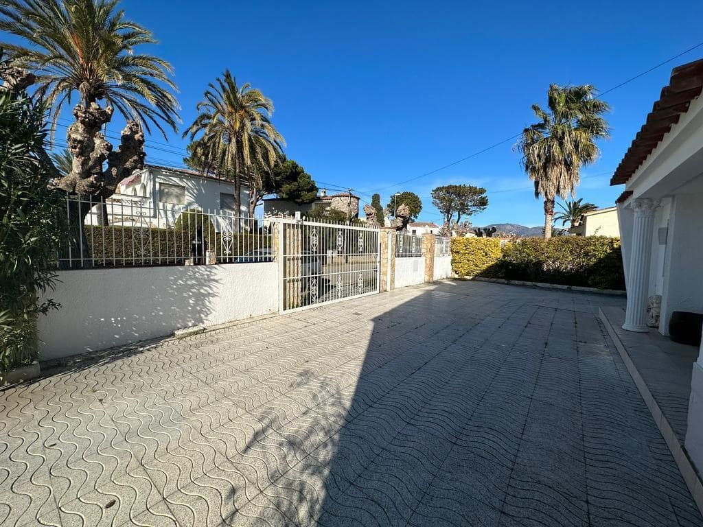 5 makuuhuone Huvila myytävänä paikassa Empuriabrava - 1 200 000 € (Ref: 9598244)