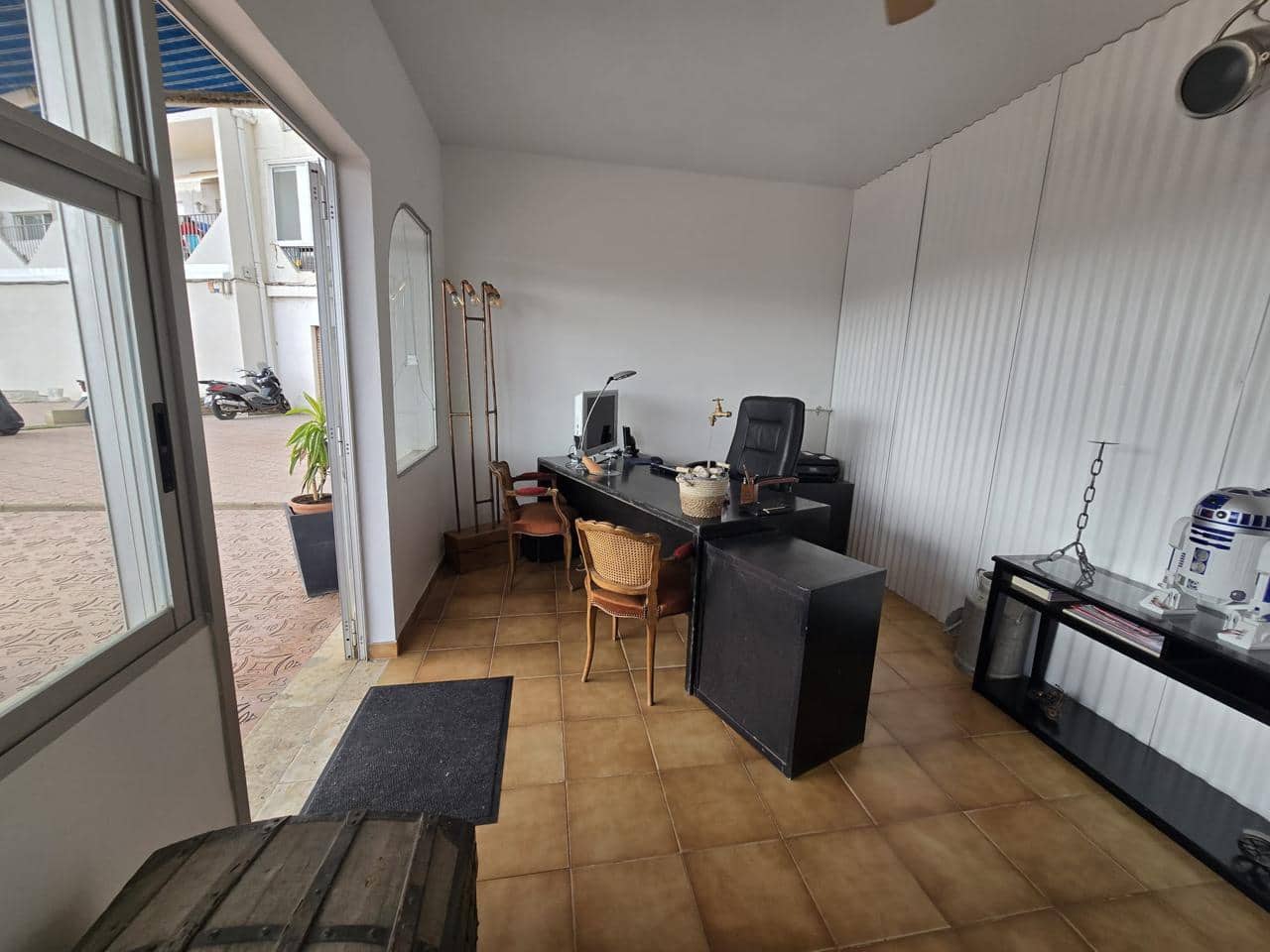 6 bedroom Business for sale in Empuriabrava - € 169,000 (Ref: 9598248)