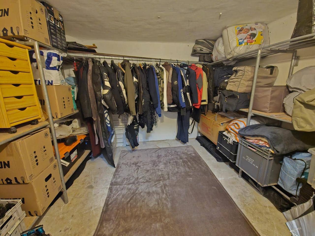 6 bedroom Business for sale in Empuriabrava - € 169,000 (Ref: 9598248)