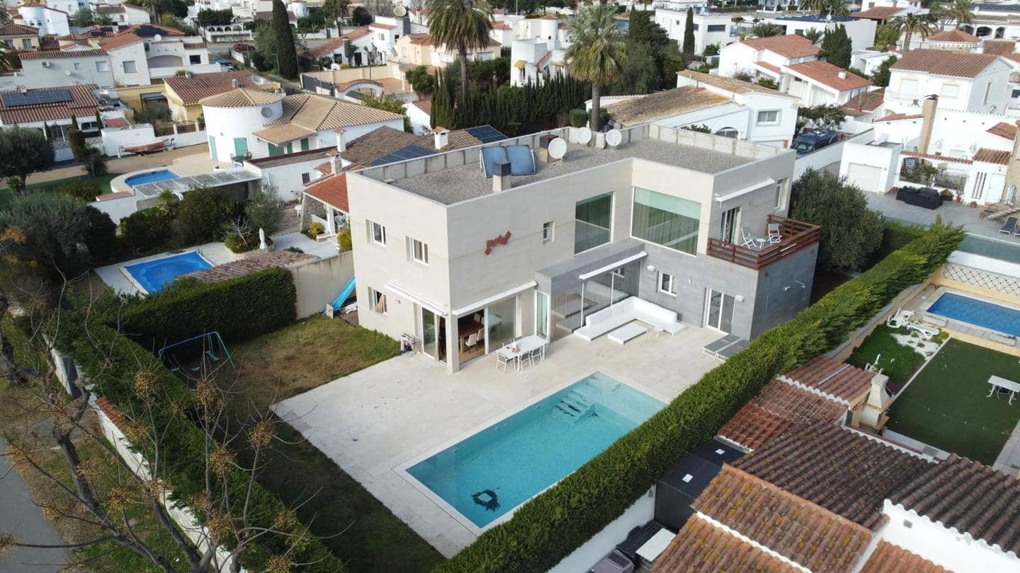 5 Zimmer Villa zu verkaufen in Empuriabrava - 1.040.000 € (Ref: 9598250)