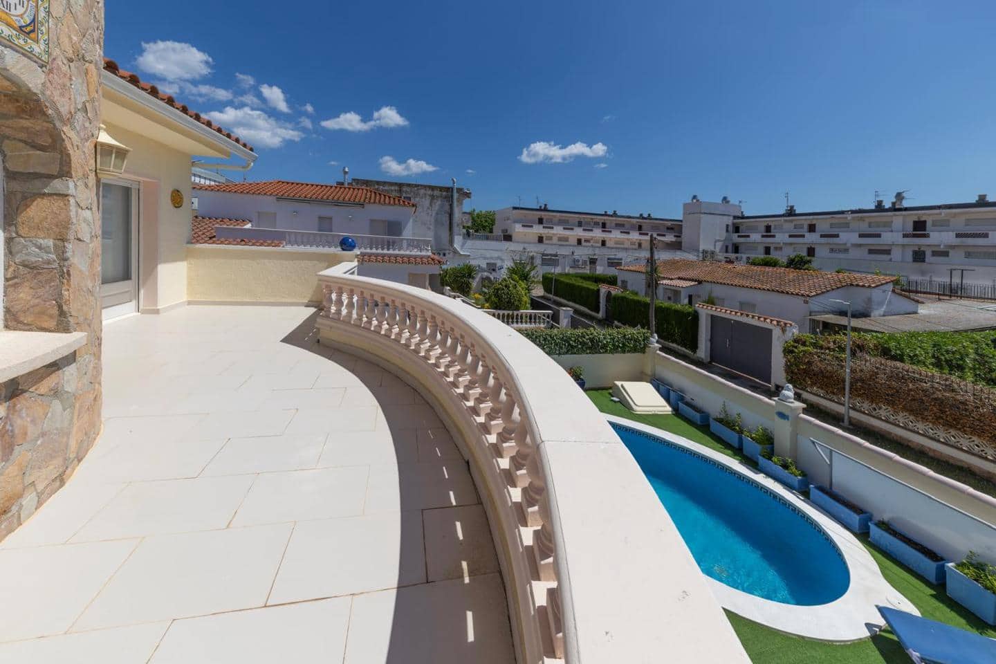 4 sypialnia Willa na sprzedaż w Empuriabrava z basenem garażem - 525 000 € (Ref: 9598251)