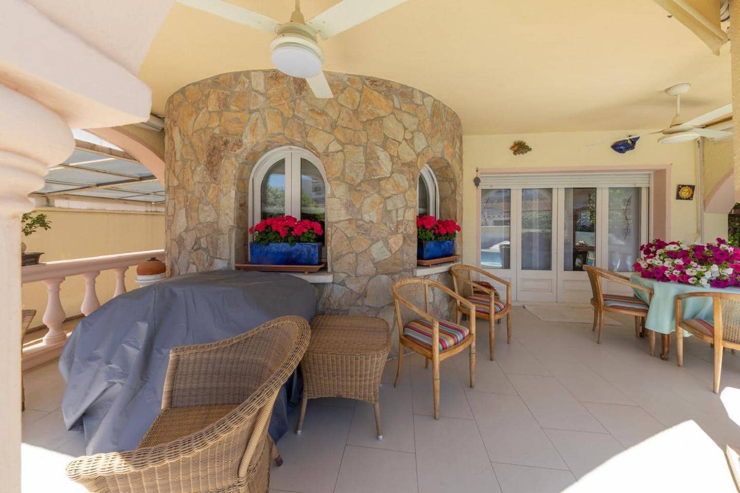 4 sypialnia Willa na sprzedaż w Empuriabrava z basenem garażem - 525 000 € (Ref: 9598251)