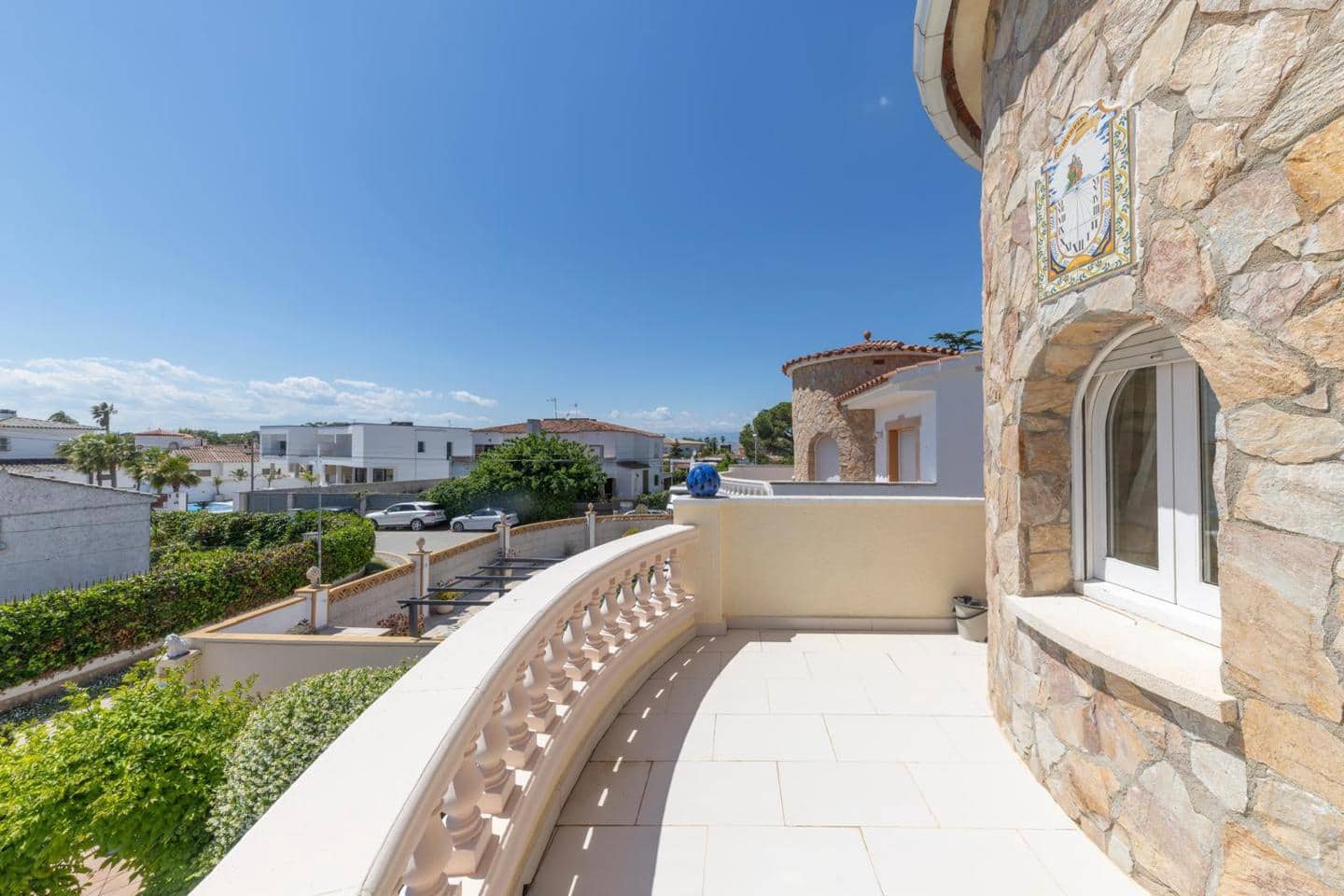 4 sypialnia Willa na sprzedaż w Empuriabrava z basenem garażem - 525 000 € (Ref: 9598251)