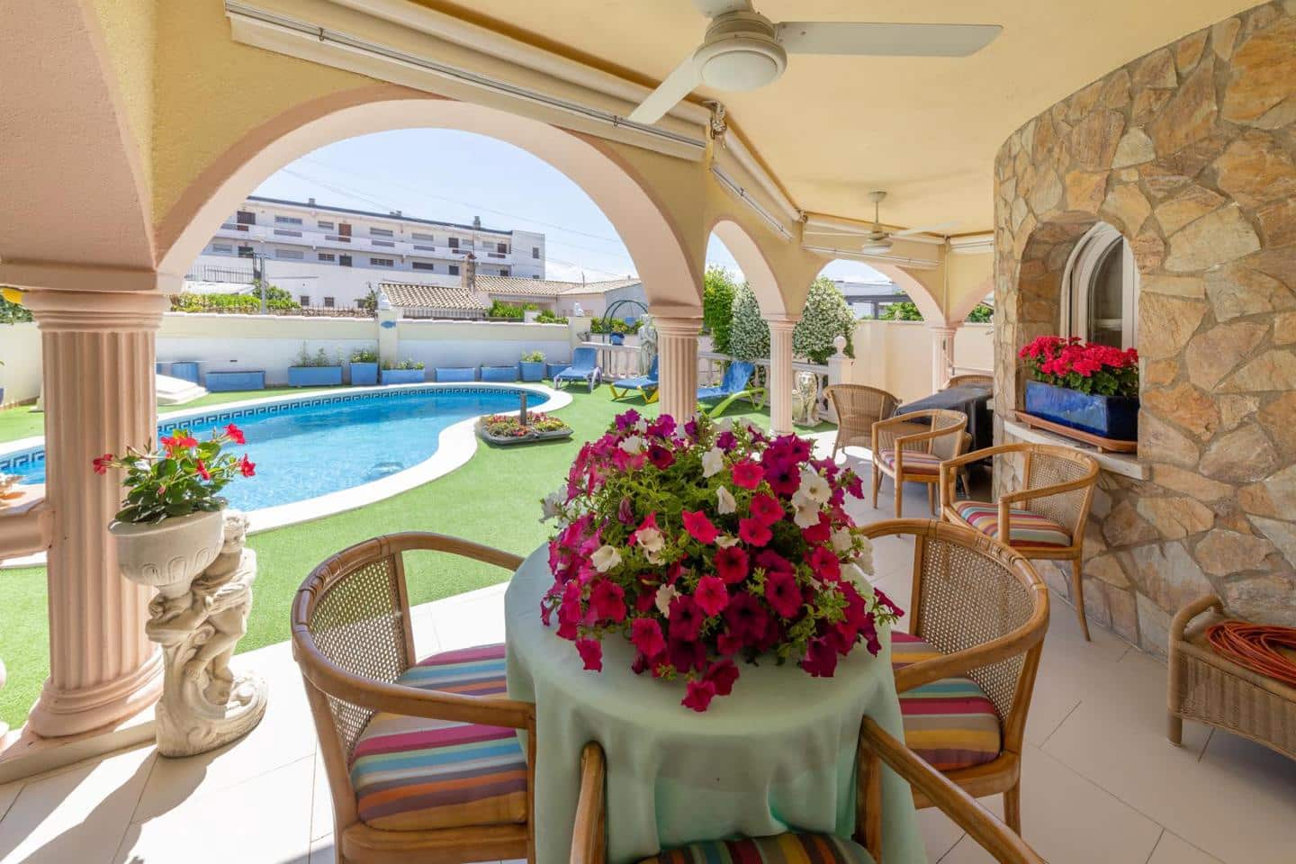 4 sypialnia Willa na sprzedaż w Empuriabrava z basenem garażem - 525 000 € (Ref: 9598251)