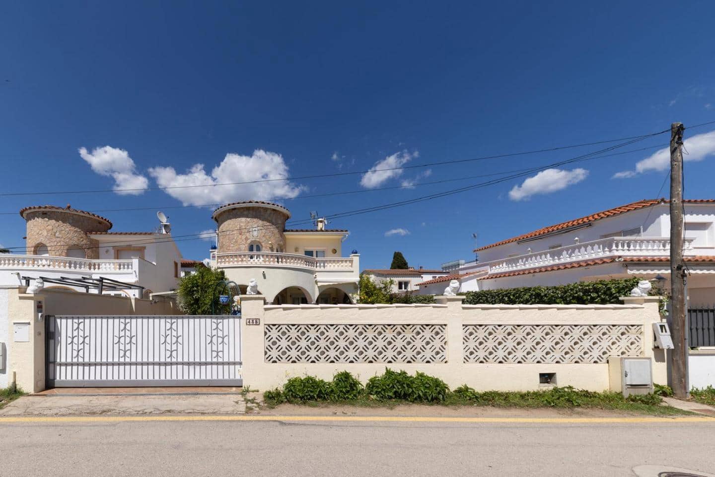 4 sypialnia Willa na sprzedaż w Empuriabrava z basenem garażem - 525 000 € (Ref: 9598251)