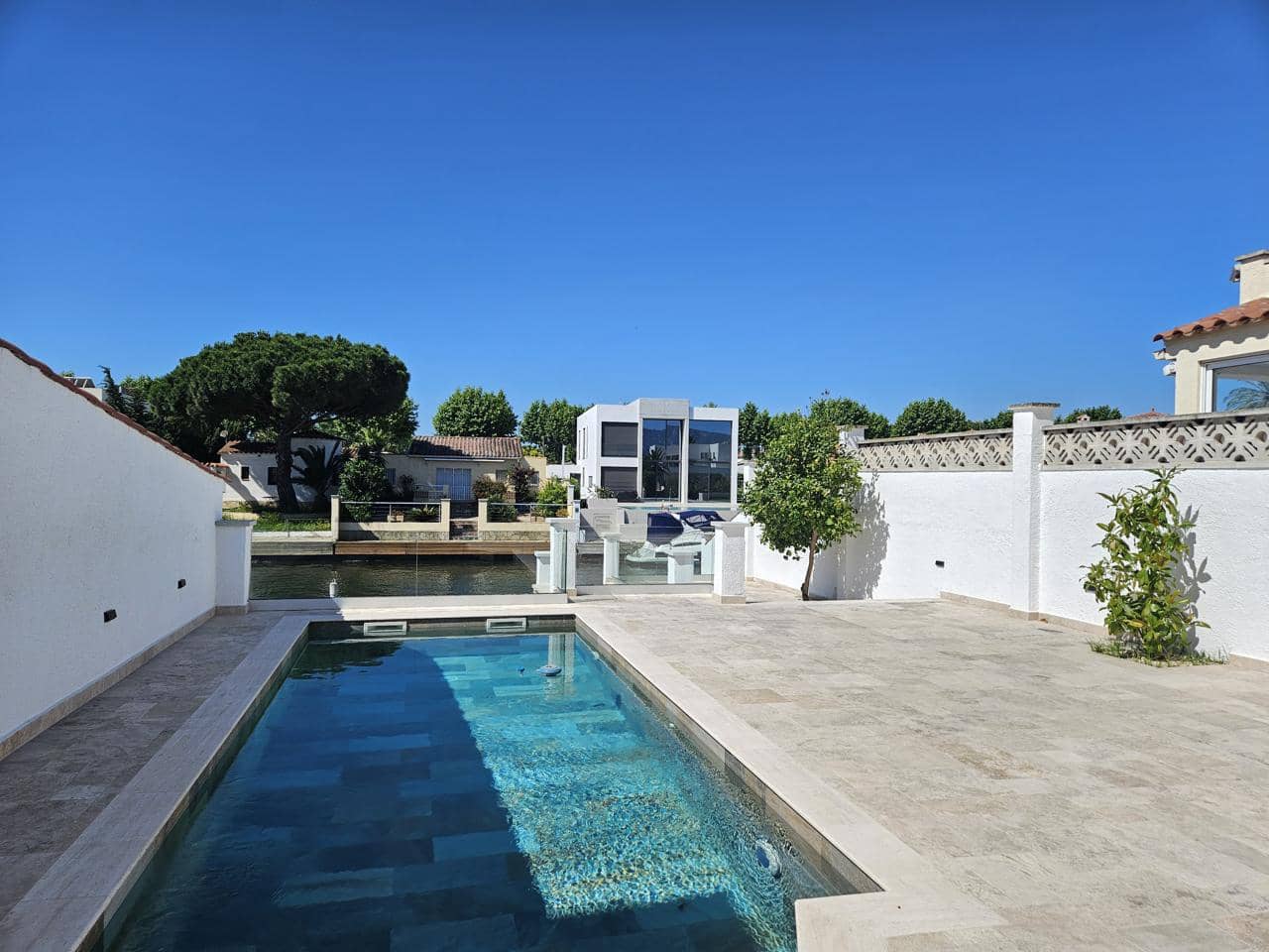 4 Zimmer Villa zu verkaufen in Empuriabrava - 1.050.000 € (Ref: 9598255)