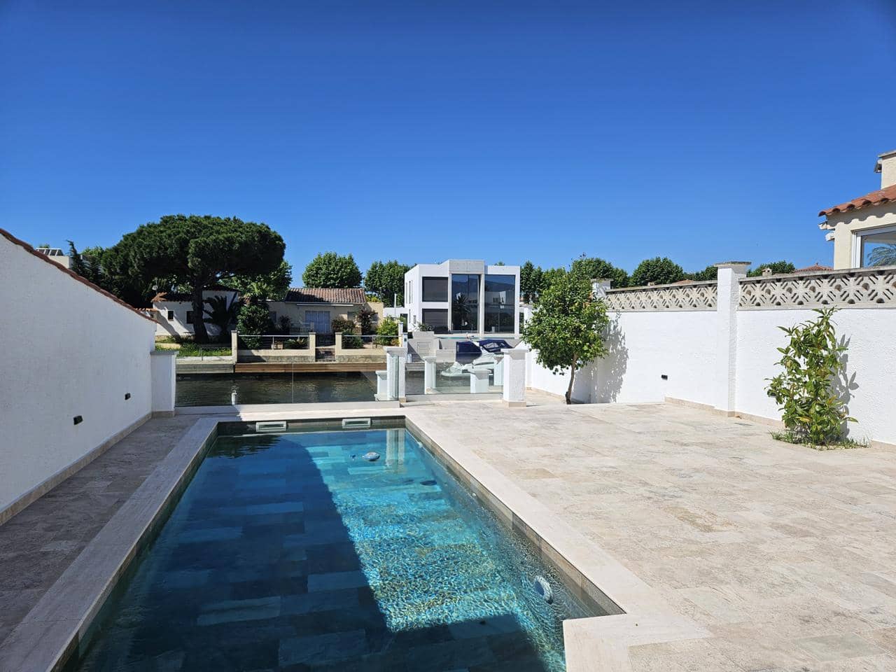 4 Zimmer Villa zu verkaufen in Empuriabrava - 1.050.000 € (Ref: 9598255)