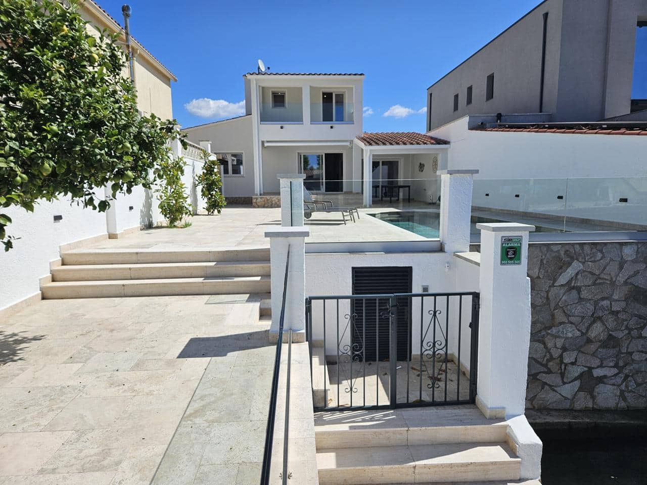4 Zimmer Villa zu verkaufen in Empuriabrava - 1.050.000 € (Ref: 9598255)