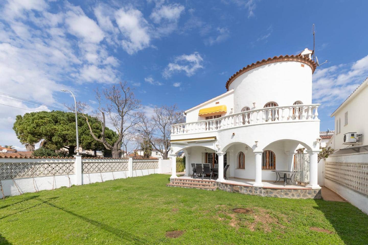 5 Zimmer Villa zu verkaufen in Empuriabrava - 570.000 € (Ref: 9598258)