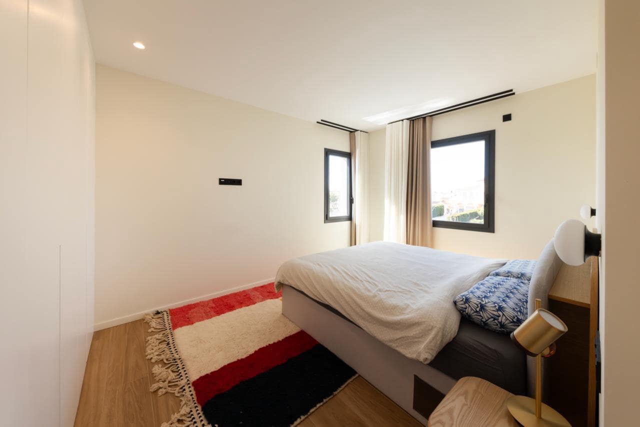 3 bedroom Villa for sale in Empuriabrava with pool garage - € 1,450,000 (Ref: 9705894)