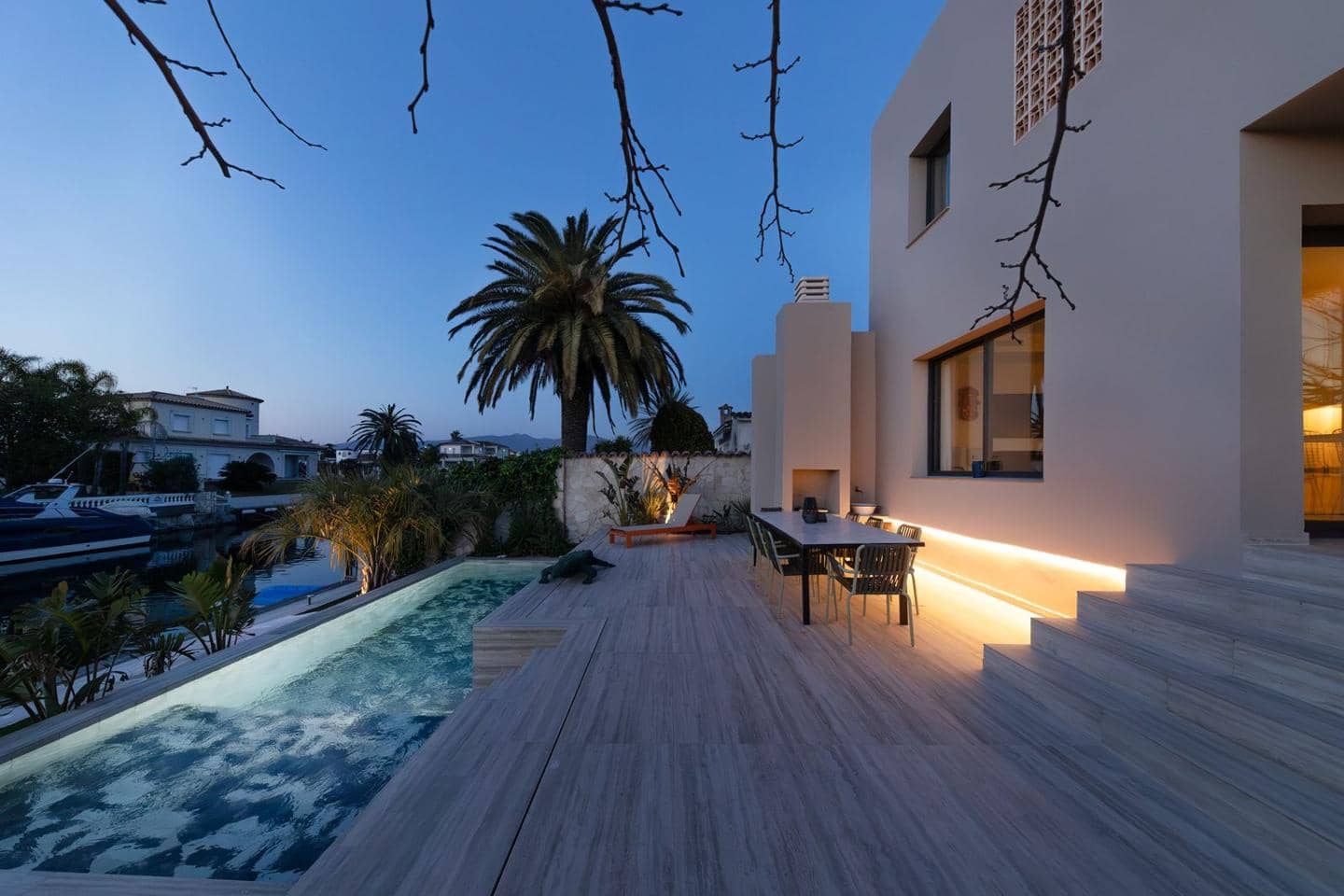 3 bedroom Villa for sale in Empuriabrava with pool garage - € 1,450,000 (Ref: 9705894)