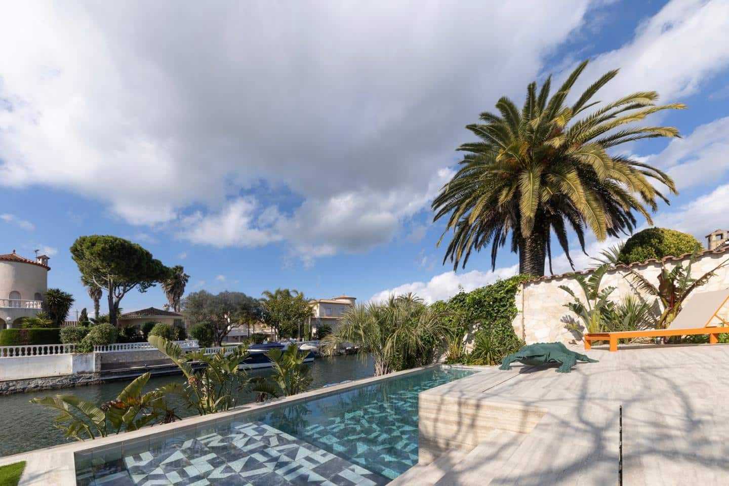 3 bedroom Villa for sale in Empuriabrava with pool garage - € 1,450,000 (Ref: 9705894)