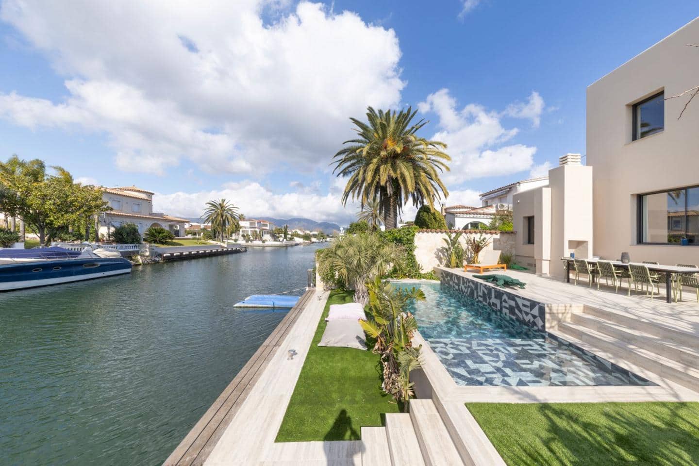 3 bedroom Villa for sale in Empuriabrava with pool garage - € 1,450,000 (Ref: 9705894)