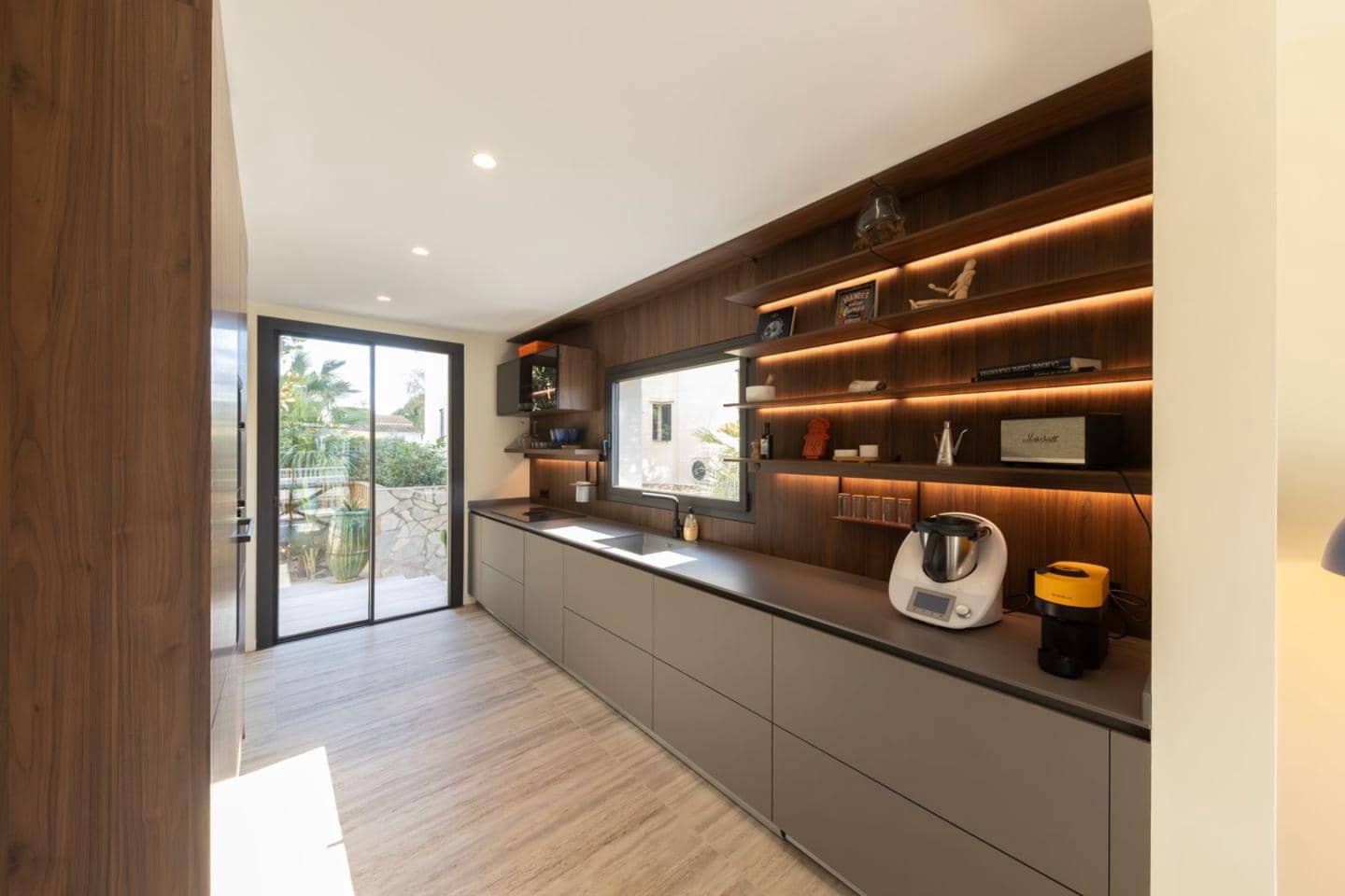 3 bedroom Villa for sale in Empuriabrava with pool garage - € 1,450,000 (Ref: 9705894)