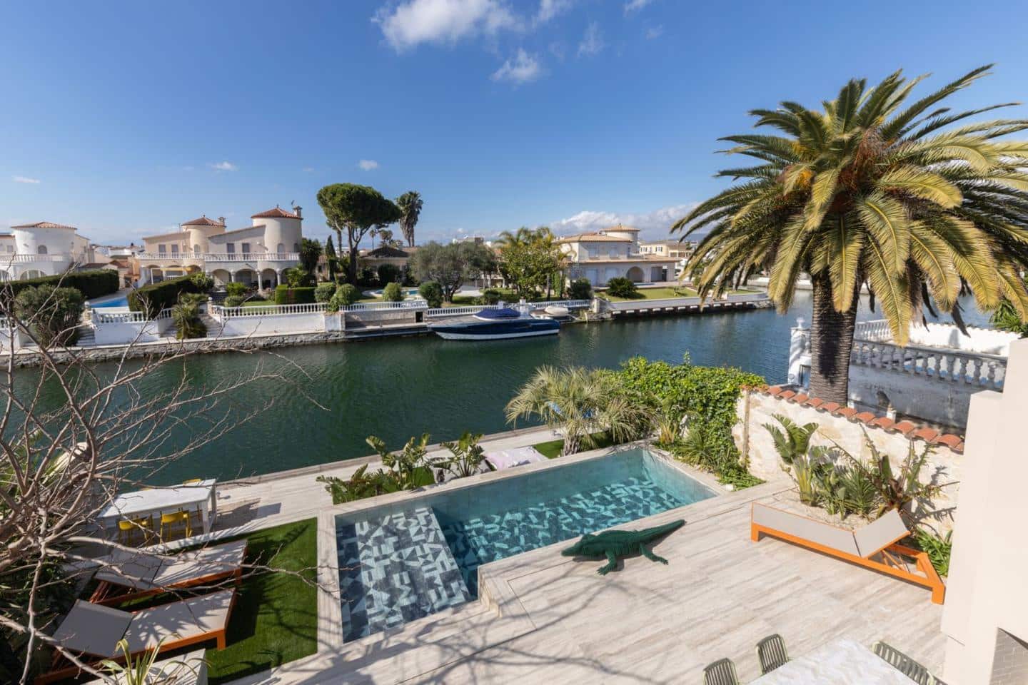 3 bedroom Villa for sale in Empuriabrava with pool garage - € 1,450,000 (Ref: 9705894)