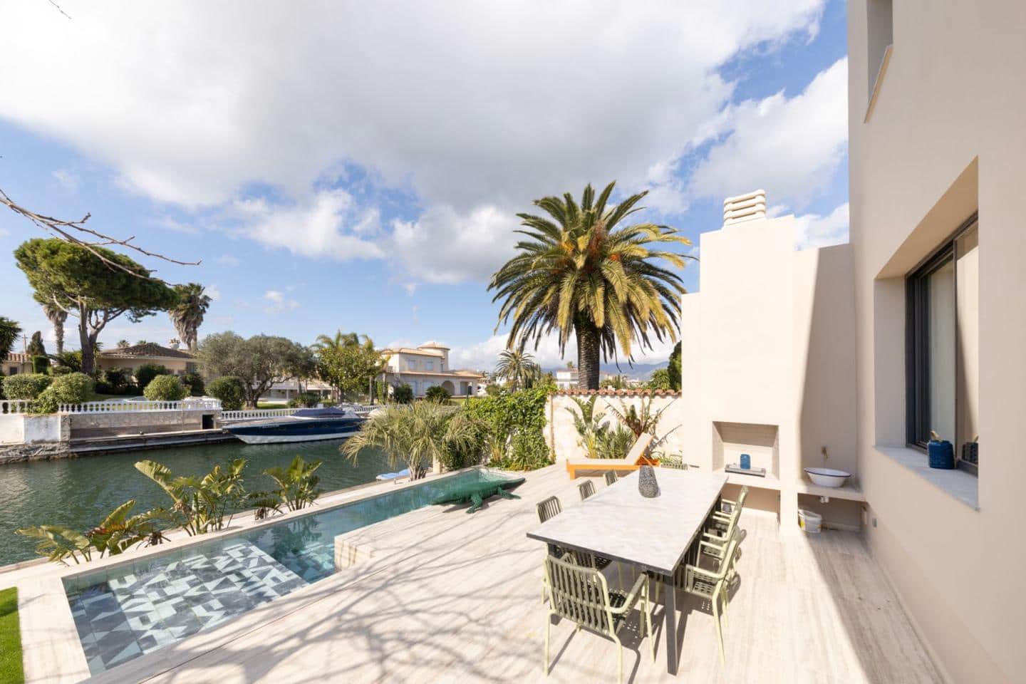 3 bedroom Villa for sale in Empuriabrava with pool garage - € 1,450,000 (Ref: 9705894)