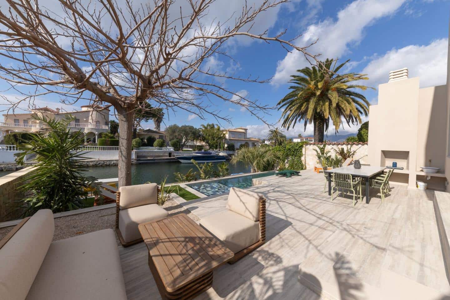 3 bedroom Villa for sale in Empuriabrava with pool garage - € 1,450,000 (Ref: 9705894)