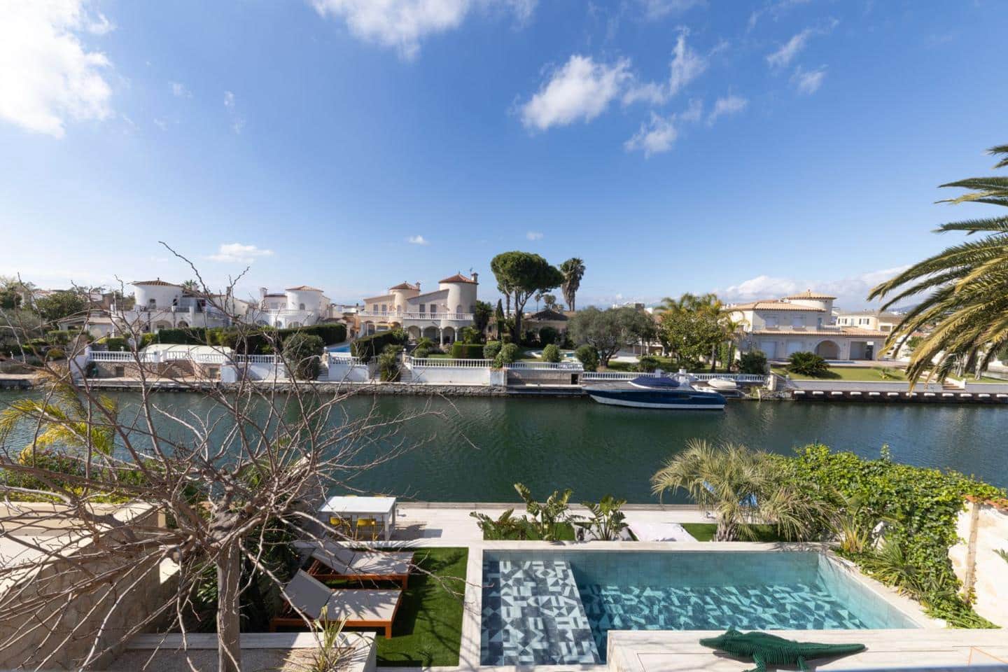 3 bedroom Villa for sale in Empuriabrava with pool garage - € 1,450,000 (Ref: 9705894)