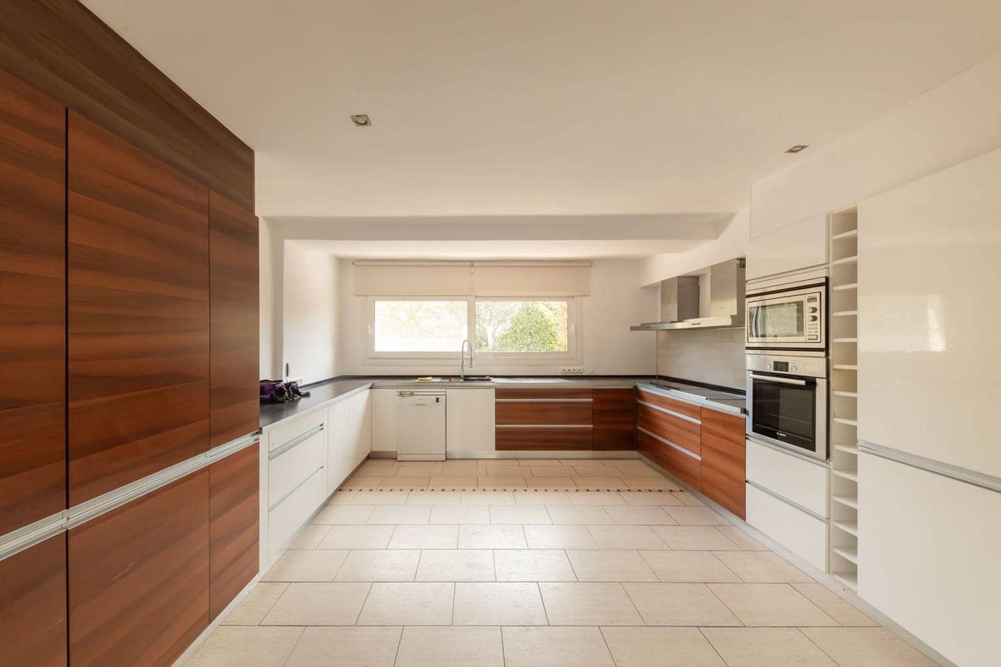 5 bedroom Villa for sale in Empuriabrava with pool - € 1,800,000 (Ref: 9723527)