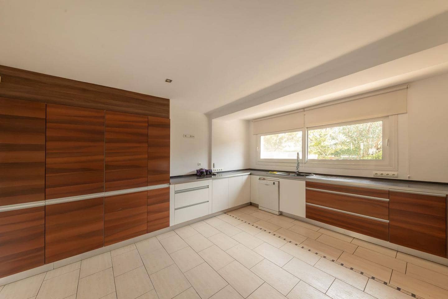 5 bedroom Villa for sale in Empuriabrava with pool - € 1,800,000 (Ref: 9723527)