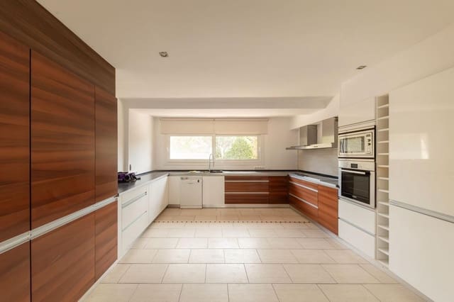 5 slaapkamer Villa te koop in Empuriabrava, Castelló d'Empúries met zwembad - € 1.800.000 (Ref: 9723527)