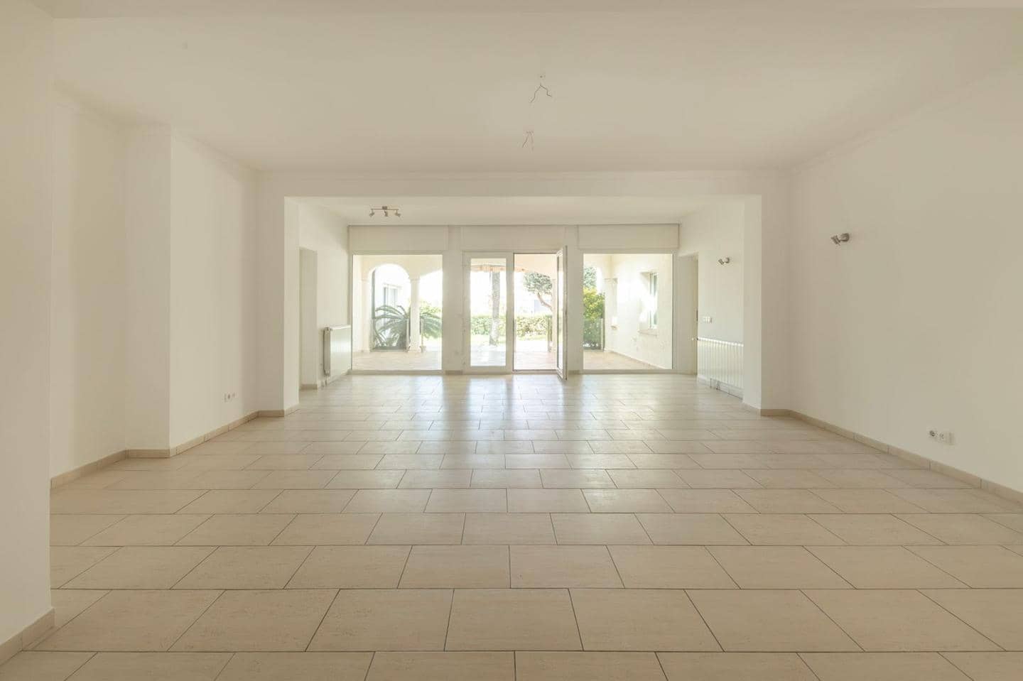 5 bedroom Villa for sale in Empuriabrava with pool - € 1,800,000 (Ref: 9723527)