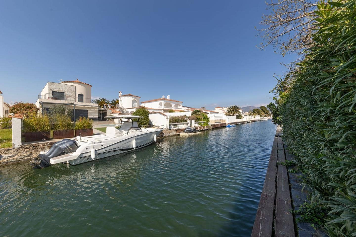 5 bedroom Villa for sale in Empuriabrava with pool - € 1,800,000 (Ref: 9723527)