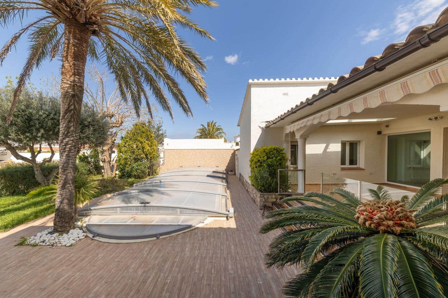 5 bedroom Villa for sale in Empuriabrava with pool - € 1,800,000 (Ref: 9723527)