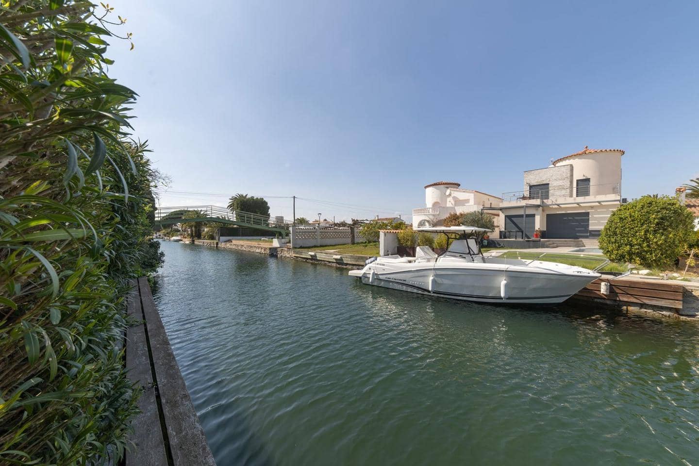 5 bedroom Villa for sale in Empuriabrava with pool - € 1,800,000 (Ref: 9723527)