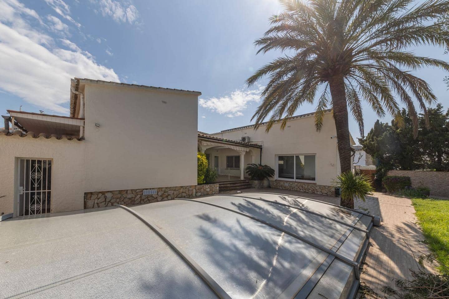 5 bedroom Villa for sale in Empuriabrava with pool - € 1,800,000 (Ref: 9723527)