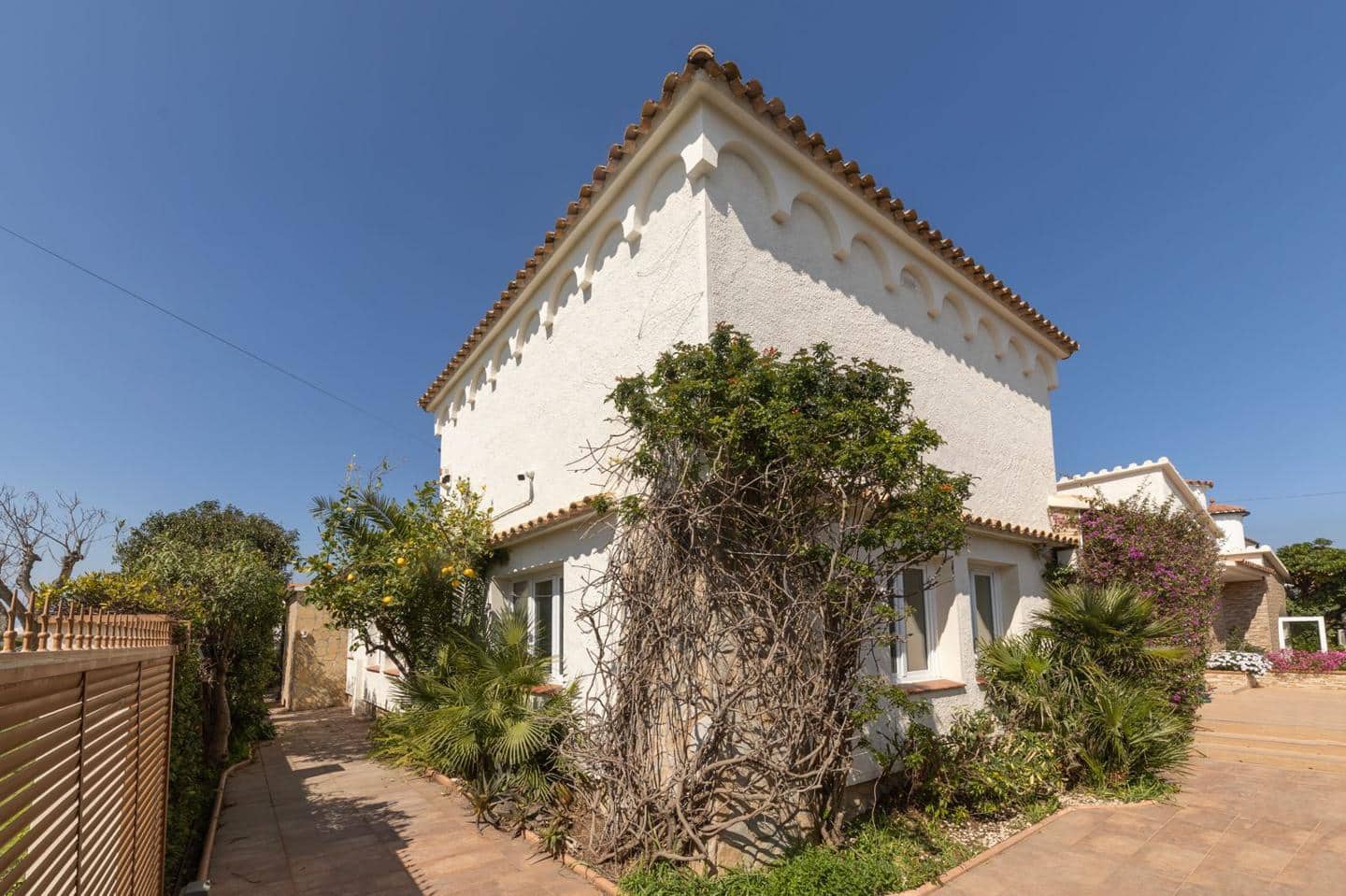 5 bedroom Villa for sale in Empuriabrava with pool - € 1,800,000 (Ref: 9723527)