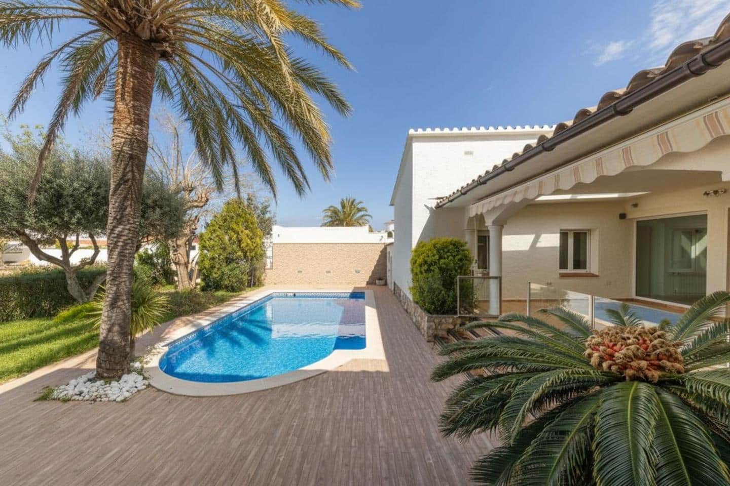 5 bedroom Villa for sale in Empuriabrava with pool - € 1,800,000 (Ref: 9723527)