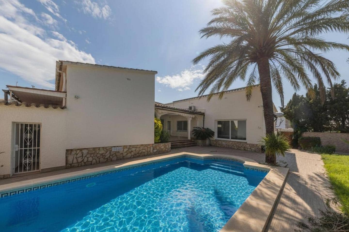5 bedroom Villa for sale in Empuriabrava with pool - € 1,800,000 (Ref: 9723527)